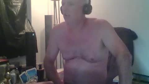 Snapshot of eric204 chatting on 07/23/26, 06:33 Eric online show from 07/23/26, 06:33