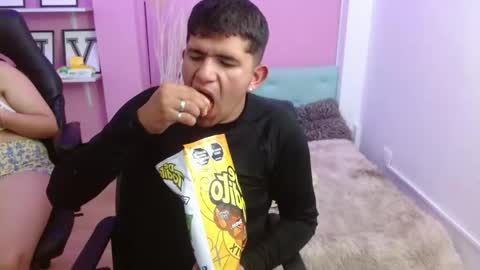 Snapshot of eric_and_alisson chatting on 10/05/25, 09:29 Eric and Alisson online show from 10/05/25, 09:29