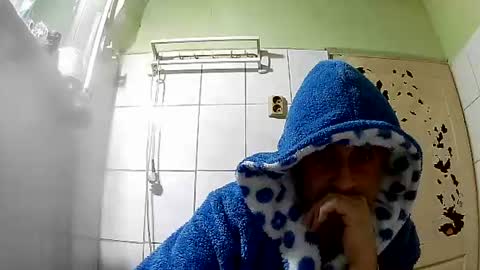 Snapshot of ericboy32 chatting on 12/06/24, 12:38 eric online show from 12/06/24, 12:38