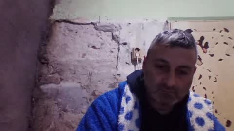 Snapshot of ericboy32 chatting on 12/14/25, 05:18 eric online show from 12/14/25, 05:18