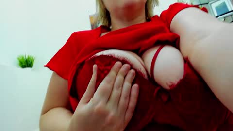 Snapshot of erikalov chatting on 12/07/24, 08:11 Adelina online show from 12/07/24, 08:11