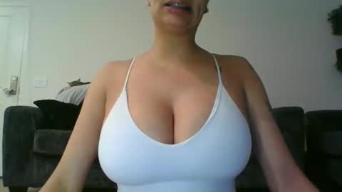 Snapshot of erin2025 chatting on 11/19/25, 05:07 erin2025 online show from 11/19/25, 05:07