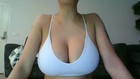 Snapshot of erin2025 chatting on 12/01/25, 01:32 erin2025 online show from 12/01/25, 01:32