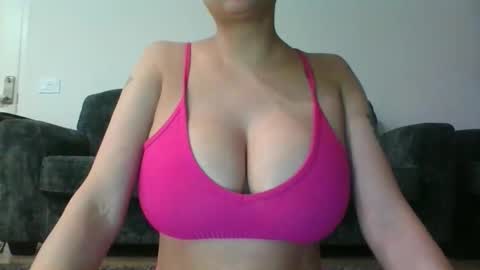 Snapshot of erin2025 chatting on 12/15/25, 05:01 erin2025 online show from 12/15/25, 05:01