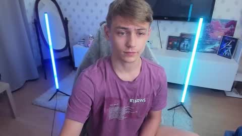 Max online show from 09/20/25, 12:44