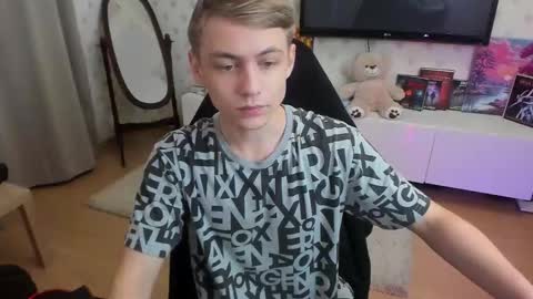 Max online show from 09/28/25, 01:33