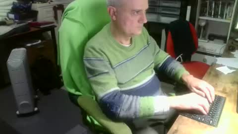 Snapshot of ernello chatting on 10/25/25, 11:43 ernello online show from 10/25/25, 11:43