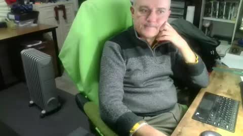 Snapshot of ernello chatting on 11/10/25, 09:03 ernello online show from 11/10/25, 09:03