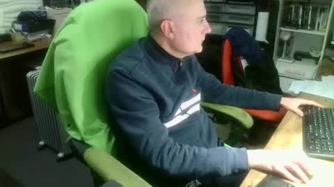 Snapshot of ernello chatting on 12/17/25, 02:12 ernello online show from 12/17/25, 02:12