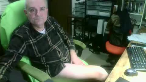 Snapshot of ernello chatting on 12/18/25, 09:54 ernello online show from 12/18/25, 09:54