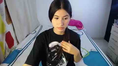 Snapshot of erosgirls_ chatting on 10/17/25, 03:53 erosgirls_ online show from 10/17/25, 03:53