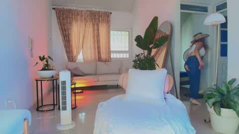 Snapshot of erotik_lady chatting on 10/19/25, 05:46 TINY online show from 10/19/25, 05:46