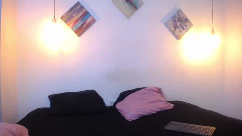 Snapshot of escar_let chatting on 12/16/25, 03:22 Scarlett online show from 12/16/25, 03:22