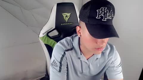 eskayler_ online show from 10/07/25, 09:23