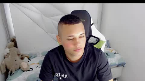 eskayler_ online show from 01/06/26, 01:48