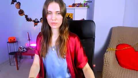 Snapshot of esma_shine chatting on 10/27/25, 08:18 esma_shine online show from 10/27/25, 08:18