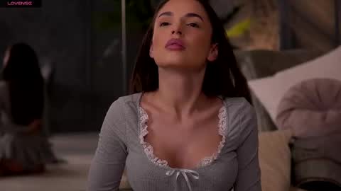 Snapshot of esmeainsley chatting on 02/12/25, 02:45 Raluca  online show from 02/12/25, 02:45