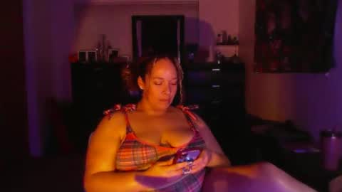 Snapshot of esmeluvs chatting on 10/14/25, 11:05 Esme Luv online show from 10/14/25, 11:05