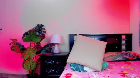 K E Y R A  independent model  online show from 01/19/25, 12:28