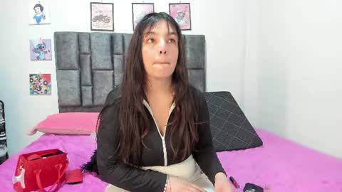 Snapshot of esmeraldaa_sc chatting on 06/17/26, 06:27 Perla online show from 06/17/26, 06:27