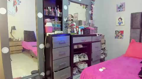 Snapshot of esmeraldaa_sc chatting on 07/17/26, 06:31 Perla online show from 07/17/26, 06:31