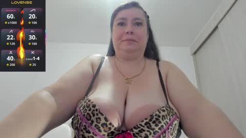 Snapshot of esmeraldo_mfc chatting on 05/14/26, 10:27 Esmeralda online show from 05/14/26, 10:27