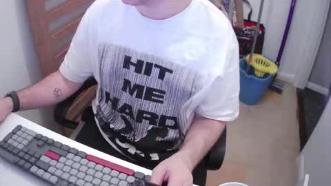 Snapshot of essex_wild chatting on 12/16/25, 09:42 Morph online show from 12/16/25, 09:42