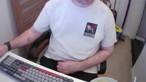 Snapshot of essex_wild chatting on 12/18/25, 09:10 Morph online show from 12/18/25, 09:10