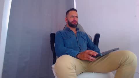 Snapshot of esteban7984068 chatting on 01/31/25, 05:10 esteban online show from 01/31/25, 05:10