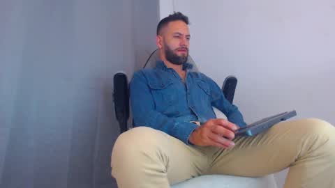 Snapshot of esteban7984068 chatting on 02/20/25, 01:25 esteban online show from 02/20/25, 01:25