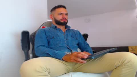 Snapshot of esteban7984068 chatting on 09/23/25, 03:04 esteban online show from 09/23/25, 03:04