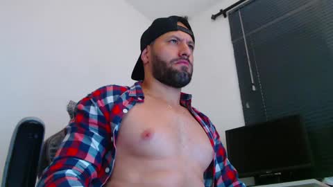 Snapshot of esteban7984068 chatting on 05/25/26, 04:57 esteban online show from 05/25/26, 04:57