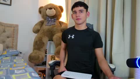 Snapshot of estebanperez_ chatting on 07/18/26, 01:37 Esteban online show from 07/18/26, 01:37