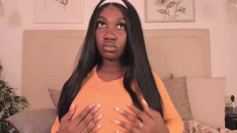 Snapshot of estefanyy_ chatting on 12/18/25, 03:23 estefany online show from 12/18/25, 03:23