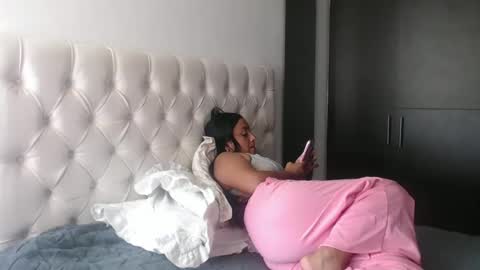 Snapshot of estefi1073162 chatting on 03/05/25, 04:13 valeria online show from 03/05/25, 04:13