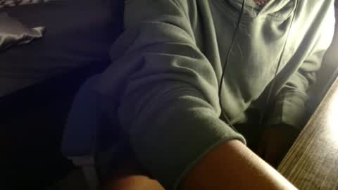 Snapshot of estessaid chatting on 10/03/25, 05:48 94Bottles online show from 10/03/25, 05:48