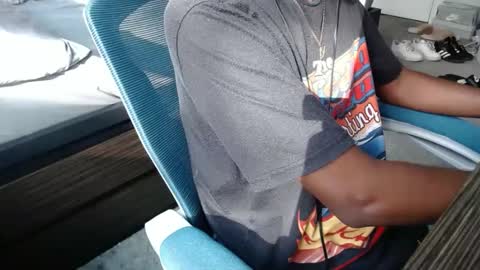 Snapshot of estessaid chatting on 10/03/25, 09:01 94Bottles online show from 10/03/25, 09:01