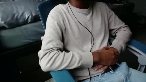 Snapshot of estessaid chatting on 10/28/25, 08:44 94Bottles online show from 10/28/25, 08:44