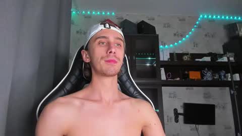 Snapshot of esthetics_boys chatting on 09/26/25, 07:51 LOUIS online show from 09/26/25, 07:51