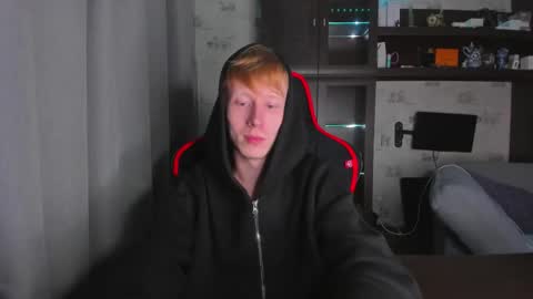 Snapshot of esthetics_boys chatting on 10/01/25, 08:15 LOUIS online show from 10/01/25, 08:15