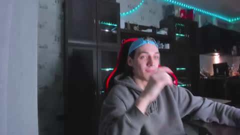 Snapshot of esthetics_boys chatting on 10/14/25, 09:15 LOUIS online show from 10/14/25, 09:15