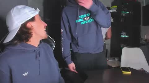 Snapshot of esthetics_boys chatting on 11/05/25, 07:25 LOUIS online show from 11/05/25, 07:25