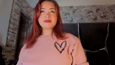 Snapshot of estrella05_ chatting on 11/23/25, 04:01 estrella05_ online show from 11/23/25, 04:01