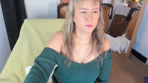 Snapshot of estrellah__ chatting on 12/28/24, 04:08 - E S T R E L L A M I L F - online show from 12/28/24, 04:08