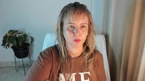 Snapshot of estrellah__ chatting on 10/05/25, 04:11 - E S T R E L L A M I L F - online show from 10/05/25, 04:11