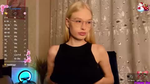 Snapshot of esty_siela chatting on 11/29/25, 01:36 lets get to know each other better in pm online show from 11/29/25, 01:36