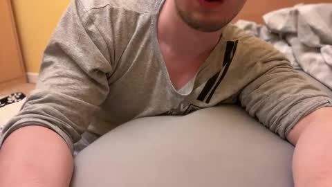Snapshot of etat_on chatting on 05/08/26, 12:16 Tom online show from 05/08/26, 12:16