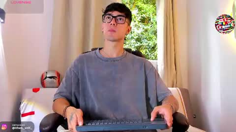 Snapshot of etham_wolf1 chatting on 06/17/26, 05:47 etham_wolf1 online show from 06/17/26, 05:47
