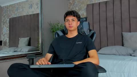 Snapshot of ethanlowell chatting on 09/24/25, 05:44 ethanlowell online show from 09/24/25, 05:44