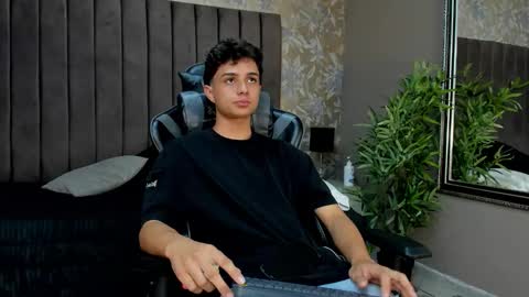 Snapshot of ethanlowell chatting on 10/15/25, 06:02 ethanlowell online show from 10/15/25, 06:02